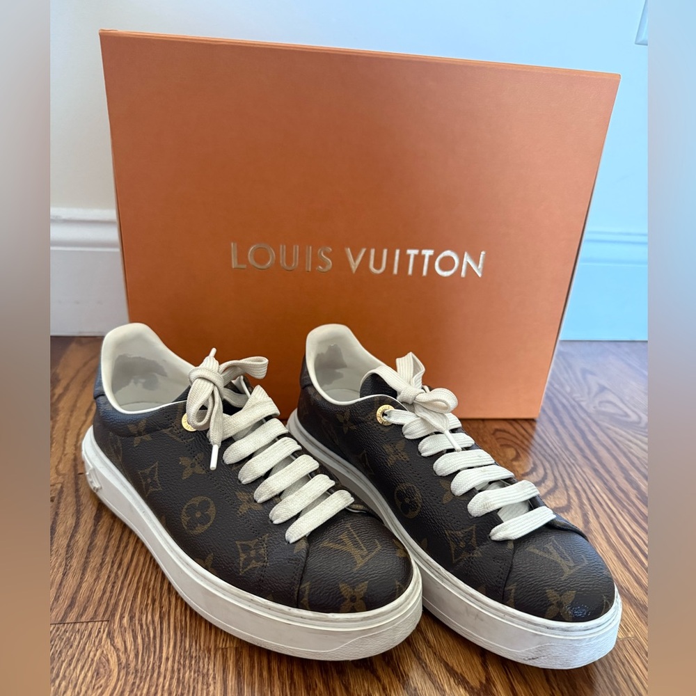 Louis Vuitton Accessories Pack with Orange Envelope and White Laces - Picture 2 of 6